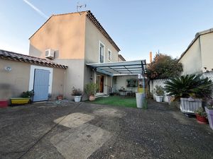 Maison récente centre-ville avec stationnement et grande cou