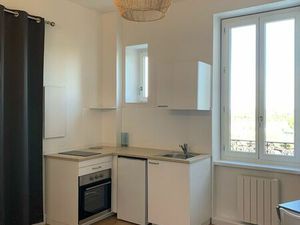 Appartement T2 rénové en 2025 de 36 m carrés avec parking  vue sur la Saône et calme Bus e