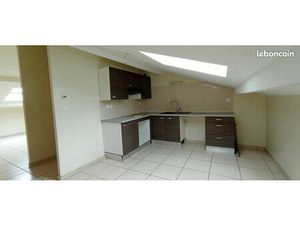 T3 Sous toit 80m² au sol Calme Chauffage Eco Parking priv