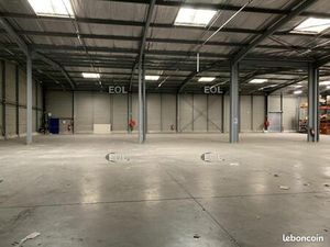 Local logistique 2 200 m²