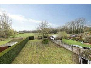 SOUS COMPROMIS ! Vue champêtre derrière cette maison à rénov