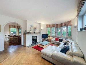 Spacieuse villa Art Deco avec garage et piscine