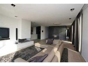 Vie exclusive : Penthouse de luxe avec accès à la piscine et