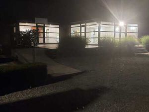 Superbe emplacement commercial rénové ou bureaux...