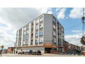 Vaste rez commercial +/- 333 m² disposant de 2 garages