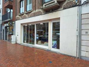 Propriété commerciale avec garages à vendre dans le centre d