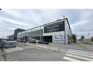 Entrepôt avec salle d'exposition à louer sur site commercia