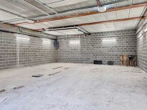 Très bel entrepôt de 80m² avec double porte!