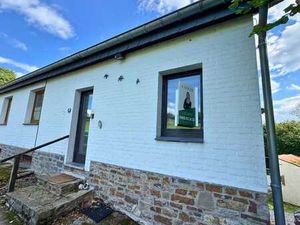 Jolie maison avec jardin à disposition.