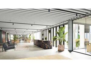 1.099 m² de bureaux nouvellement construits à 250 m ( !!)...