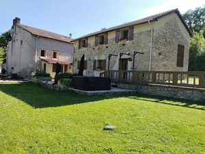 Vente appartement 4 pièces 140 m² à Salles-Courbatiès (12260)  330 000 €