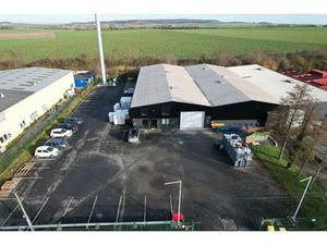 BÂTIMENT D’ACTIVITÉS INDÉPENDANT avec quai et porte PL