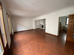 LIMOUX CENTRE VILLE SPACIEUX APPARTEMENT TRAVERSANT DE TYPE