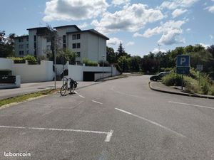 Spacieux garage fermé avec éclairage à Rumilly