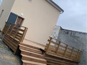 Petite maison à louer sur terrain clôturé