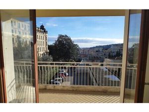 Grand deux pièces vide de 49m² avec balcon  cave et parking privé