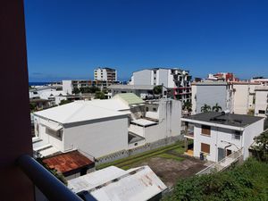 SAINTE CLOTILDE SPACIEUX F2 DE 71 m2 TRAVERSANT