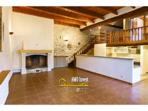 Maison de village atypique + cour et grand garage