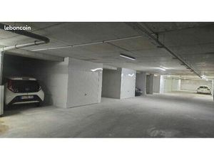 Loue box fermé neuf à Champs sur Marne