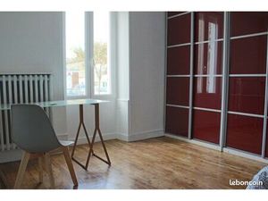 Grande Chambre meublée dans maison de ville