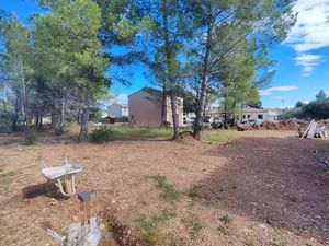 Vente terrain 431 m² à Cuers (83390)  160 000 €