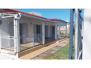 A LOUER - MAISON T4 - D'ENVIRON 78 M2 - SAINTE-CLOTILDE - LO