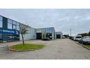 Functioneel magazijn van 540 m² met kantoren te huur