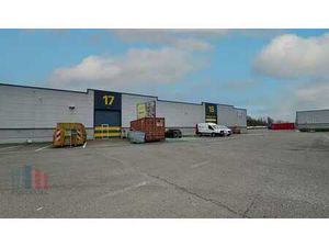 1 152 m² d'entrepôt avec 144 m² de bureaux à louer