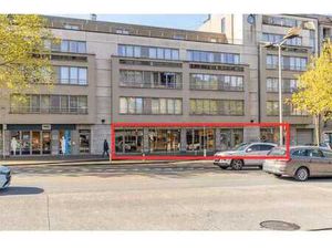 Grande propriété commerciale dans un emplacement privilégié