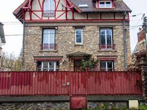 Un air de campagne en ville : Meulière de caractère sur 1260m2 de terrain arboré