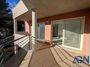 A LOUER : APPARTEMENT 3 PIÈCES AVEC PARKING ET TERRASSE AU G