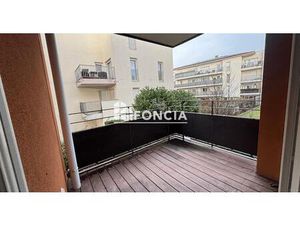 Résidence récente  proche commerces  2 pièces avec balcon et garage. Belles prestations