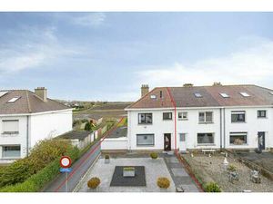 Woning met 3 slaapkamers  garage en tuin te koop.