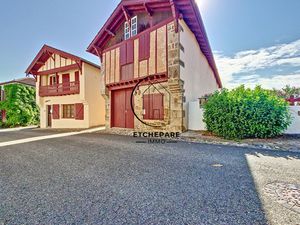 Maison typique basque au centre de Garris