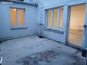 Rez-de-chaussée rénové 52 5m² – T2 bis avec cour extérieure 18m²