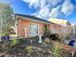 Maison rénovée de plain pied avec 3 chambres sur sous-sol semi-enterré