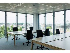 2.500 m² de bureaux prêts à l'emploi à un emplacement de ...