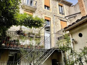 Immeuble à forte rentabilité composé de 2 logements  un local  un garage et un espace...