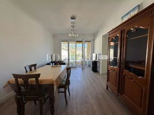 Trois pièces meublé avec deux terrasses couvertes et possibilité parking  en plein centre 