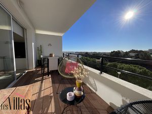 Vue mer  décoration soignée : un appartement coup de coeur