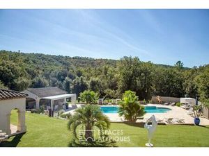 Propriété d'exception  domaine sécurisé  oasis végétale et piscine grand format