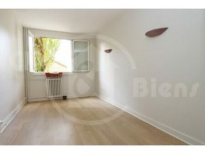 VIROFLAY: chambre de service en bon état avec potentiel