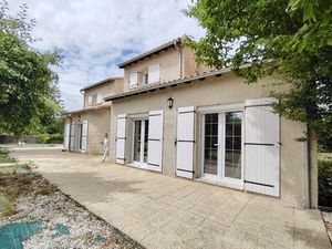 Maison d'architecte de 284 m² avec parc et piscine chauffée - Neuville de Poitou