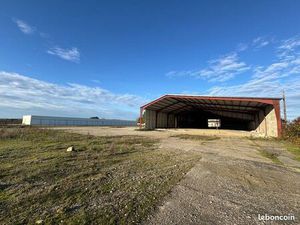 Hangar et ensemble de box
