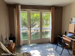 Studio meublé avec petite cuisine séparée propre des écoles et commerces