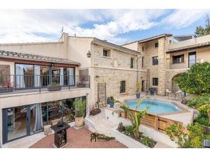 Proche d'Uzès  charmant ensemble immobilier avec cour et piscine