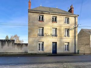 A vendre  Immeuble de rapport  LA CHARTRE SUR LE LOIR (72)- 5 appartements - 2 studios- 4 
