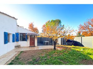 Maison dans un domaine sécurisée.