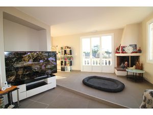 IMMEUBLE 180 m2 + 63 m2 de garages. Terrain de 619 m2.