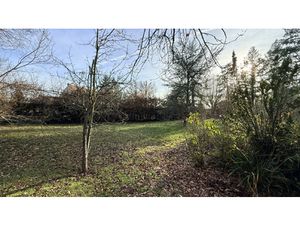 AUTOUILLET  TERRAIN DE 653M2 AVEC ACCES PORTAIL.